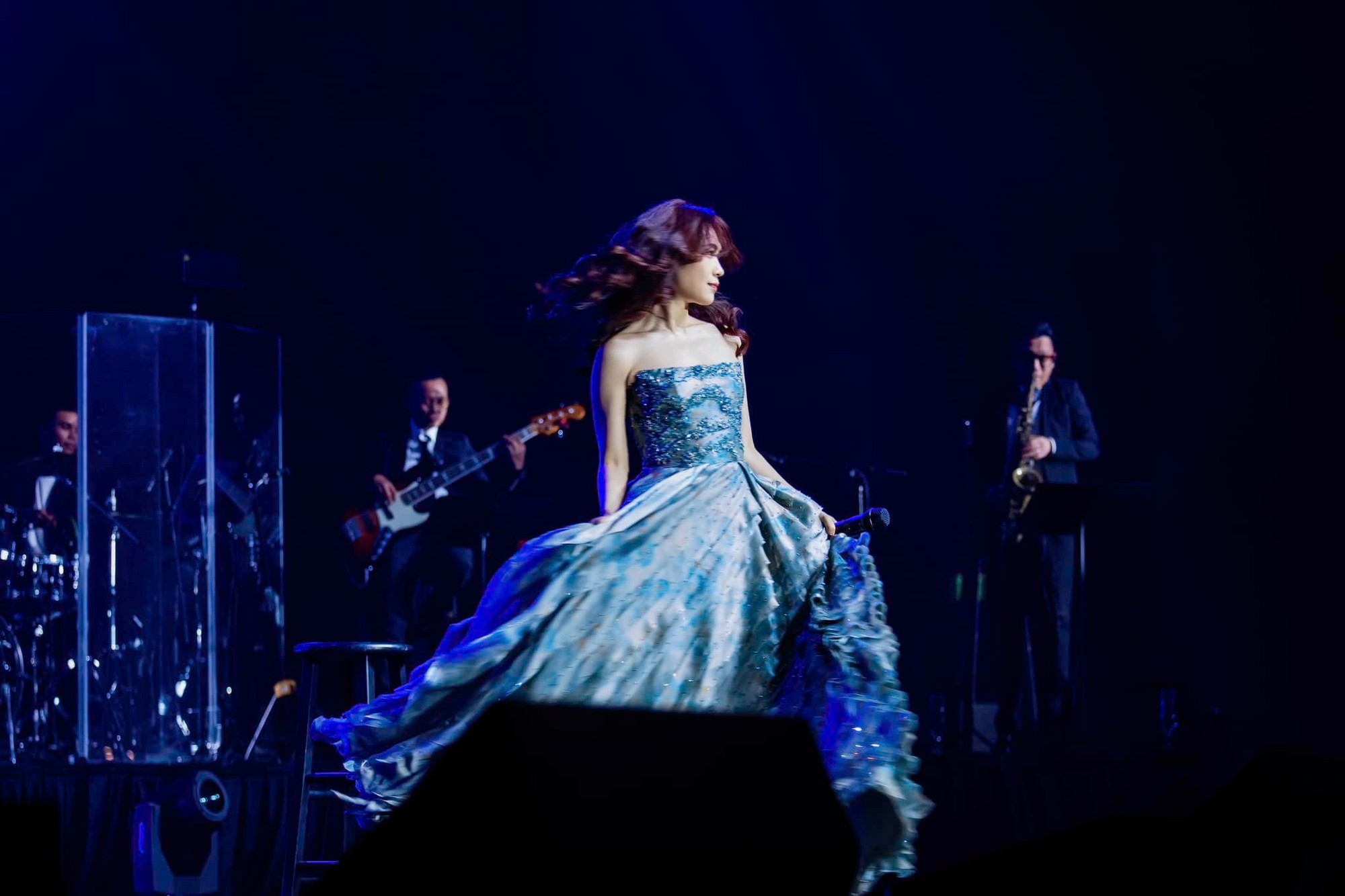 Mỹ Tâm hiếm hoi hở bạo, lộ cả tấm lưng ngọc ngà khiến dân tình 