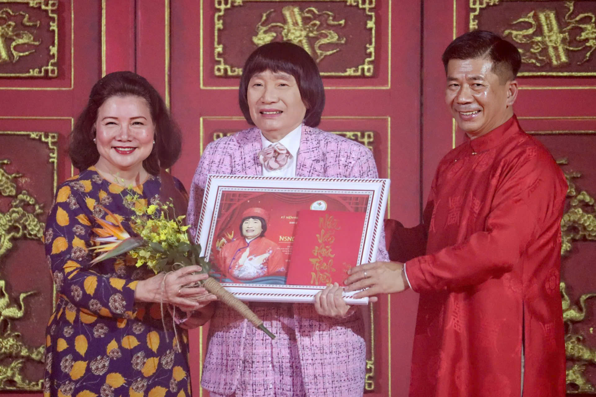 NSND Kim Cương, Minh Vương xúc động khi được tri ân trong ngày giỗ Tổ sân khấu- Ảnh 1. NSND Kim Cương, Minh Vương xúc động khi được tri ân trong ngày giỗ Tổ sân khấu- Ảnh 1.