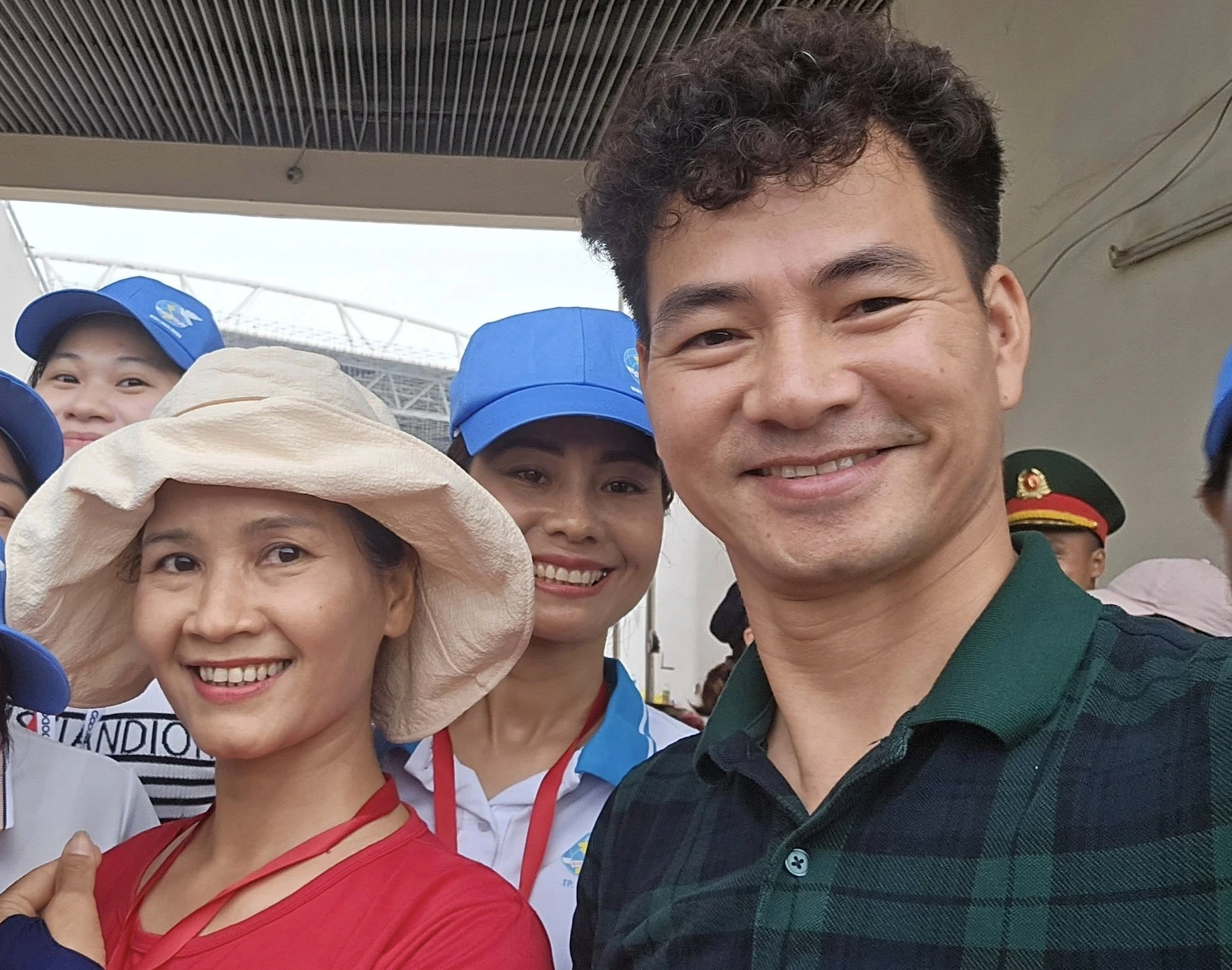 Xuân Bắc khiến khán giả thích thú khi khoe khoảnh khắc gặp lại Hồng trong Sóng ở đáy sông sau 25 năm.