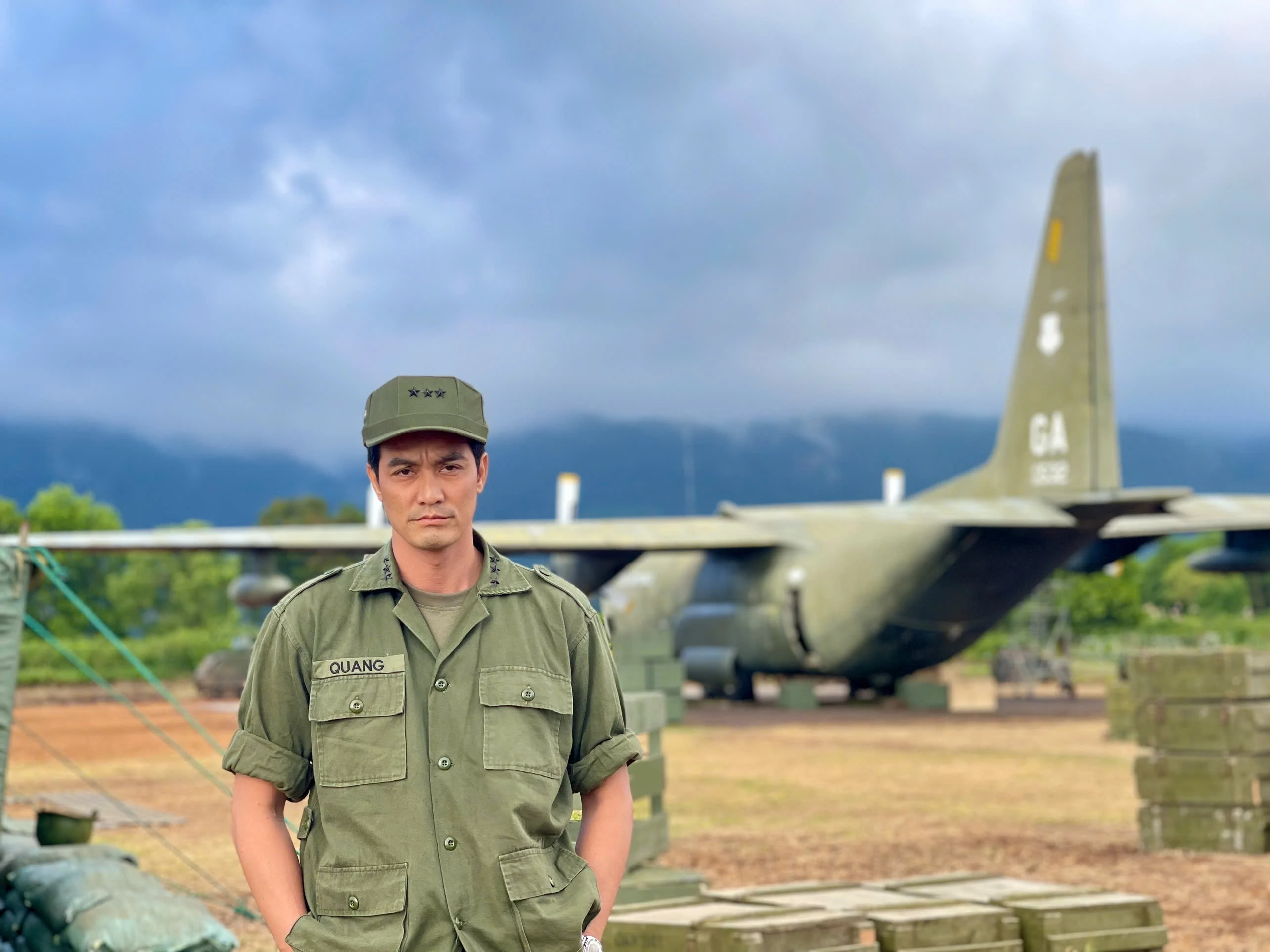 Ngô Thành Tá ghi dấu ấn nhờ thần thái sắc lạnh, nghiêm nghị cùng khí chất uy quyền “búng ra phản diện”.