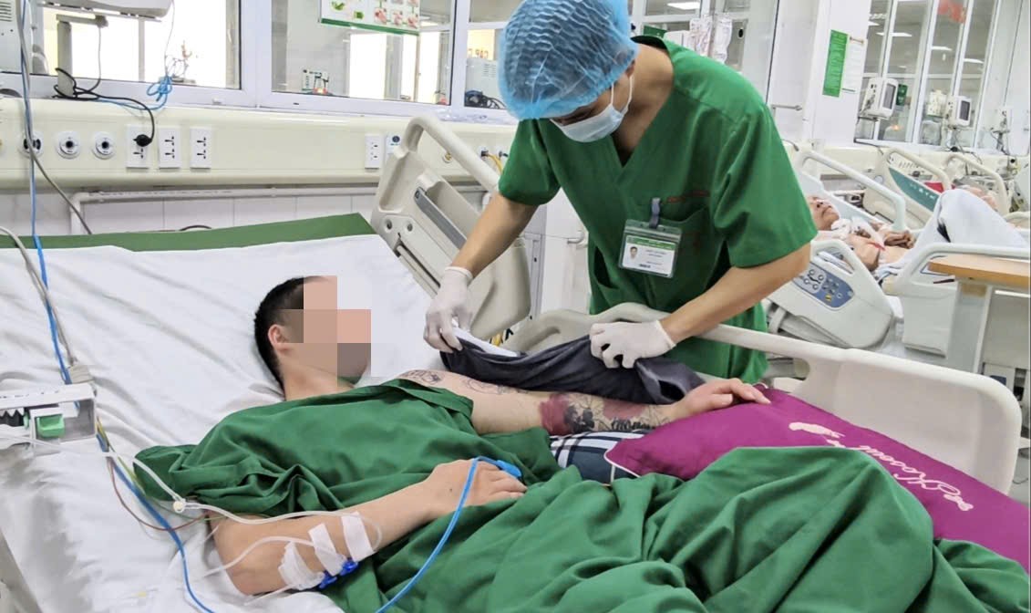 Nam thanh niên suýt phải cắt cụt chi vì sốt xuất huyết biến chứng 1 Bệnh nhân sốt xuất huyết bị biến chứng nặng.