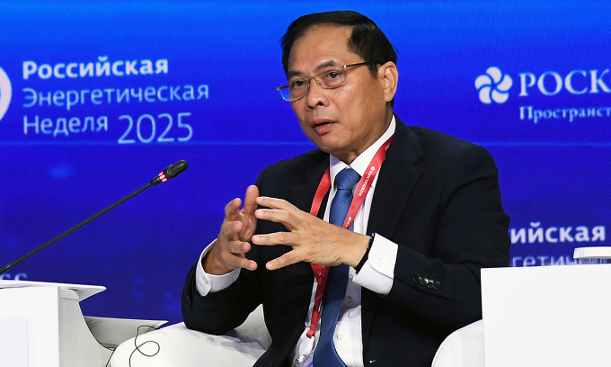 Phó Thủ tướng Bùi Thanh Sơn phát biểu tại phiên toàn thể đầu tiên của Diễn đàn Tuần lễ Năng lượng Nga lần thứ 8 tại Moscow. Ảnh: VGP
