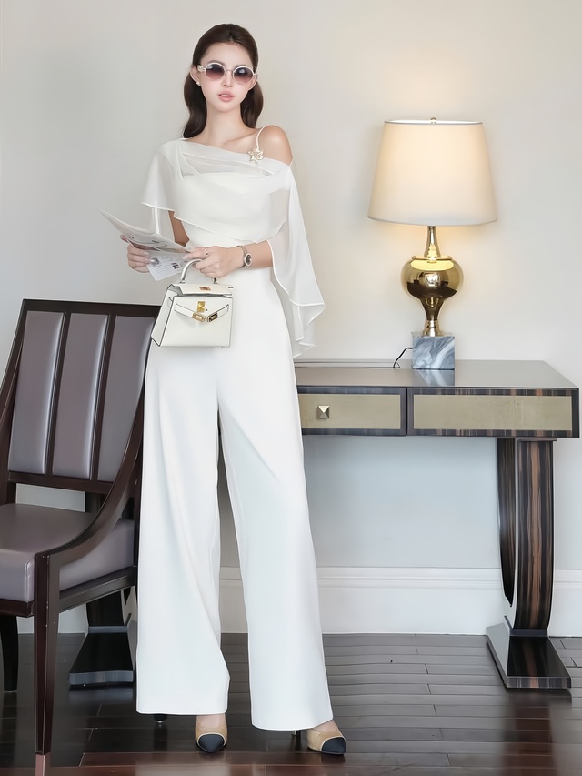 Nét đẹp gợi cảm đầy tinh tế với trang phục vải sheer 7 Nét đẹp xuyên thấu đầy tinh tế với trang phục vải sheer - Ảnh 7.