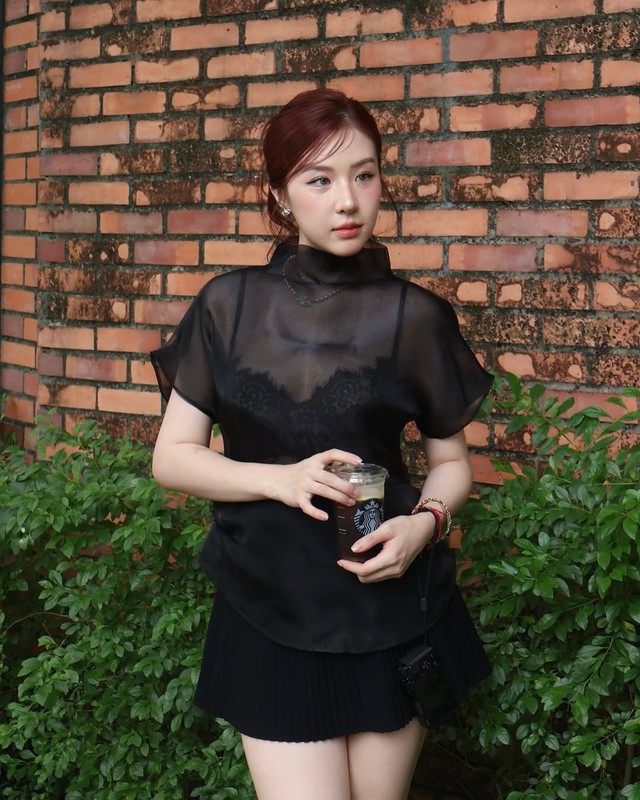 Nét đẹp gợi cảm đầy tinh tế với trang phục vải sheer 1 Nét đẹp xuyên thấu đầy tinh tế với trang phục vải sheer - Ảnh 1.