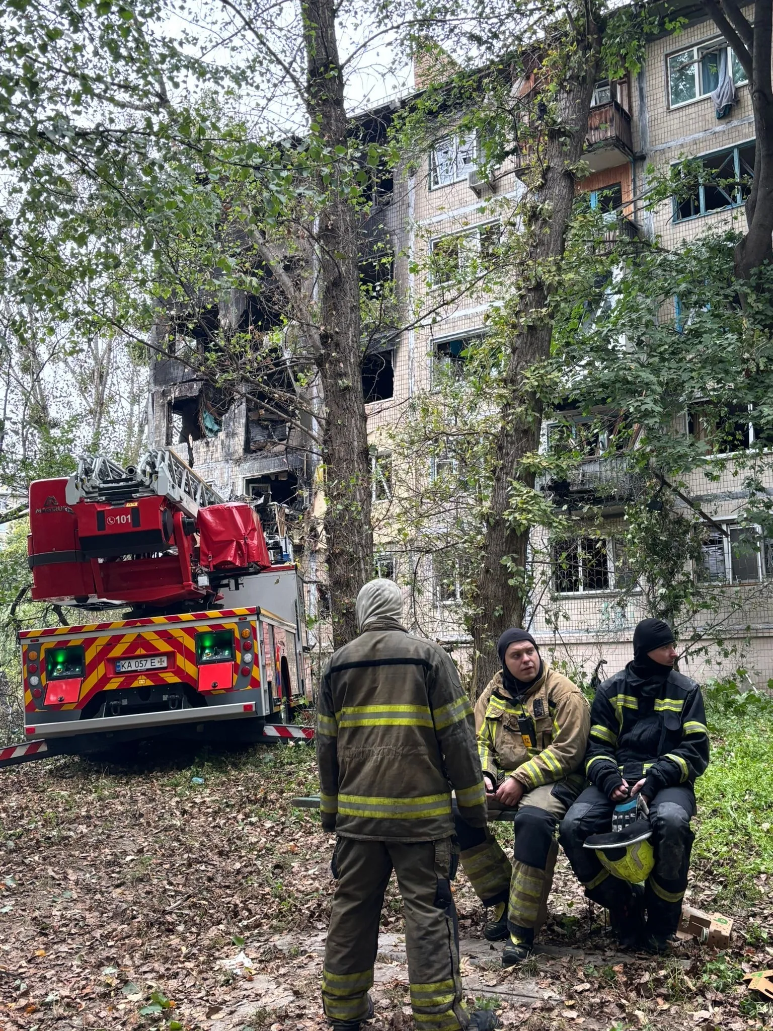 Nga không kích lớn, người dân Kiev chạy xuống ga tàu điện ngầm trú ẩn- Ảnh 1.
