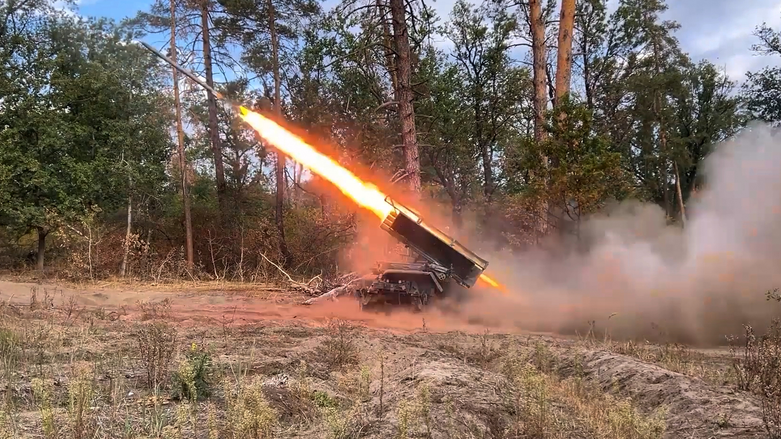 Nga tiến về miền trung Ukraine, đe dọa đường tiếp tế của Kyiv 1 Chiến sự Ukraine 1.317: Nga tiến nhanh về miền trung, đe dọa đường tiếp tế Ukraine - Ảnh 1.