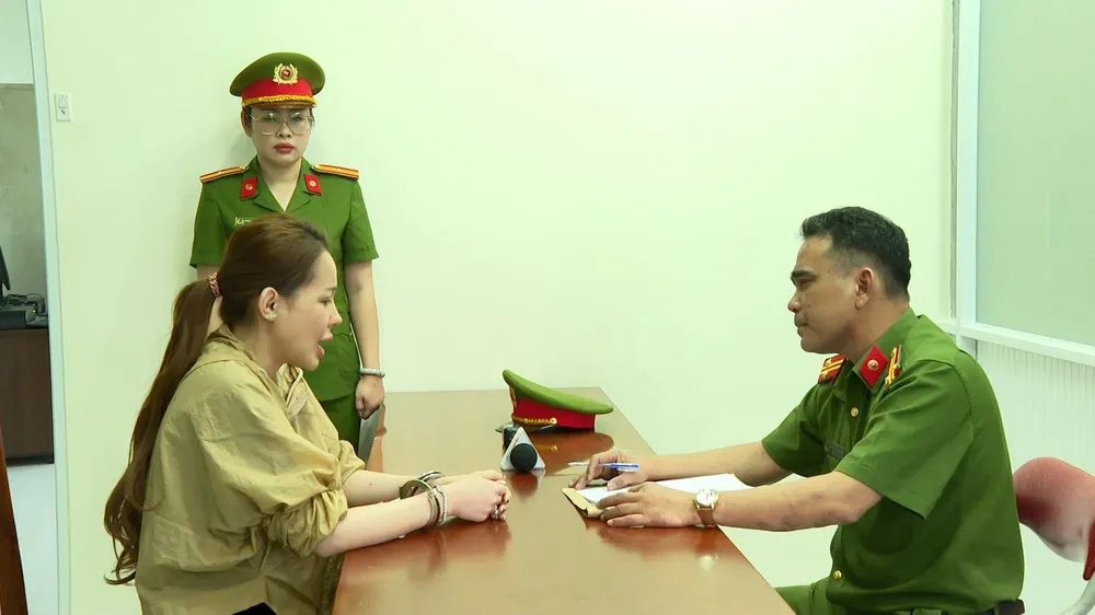 Công an lấy lời khai với Ngân. Ảnh: CA cong-an-lat-tay-chieu-giau-dong-tien-tram-ty-cua-ngan-98-trong-vu-hang-gia-0.jpg