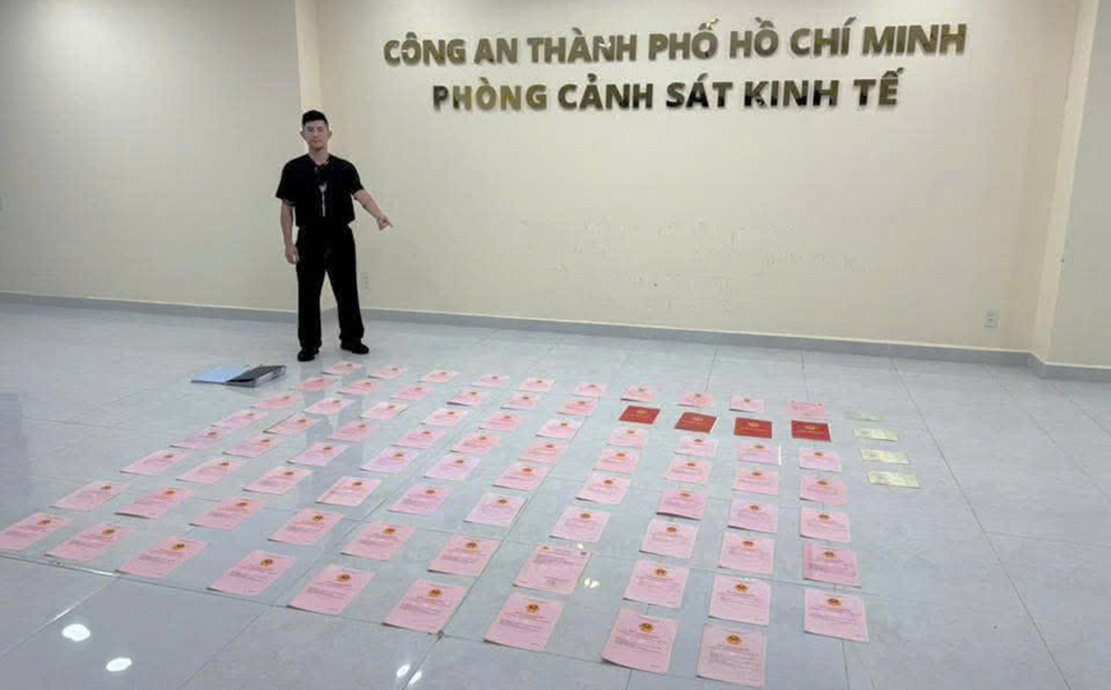 Lương Bằng Quang cùng 80 sổ đỏ, 4 sổ tiết kiệm bị lực lượng chức năng thu giữ. Ảnh: CACC