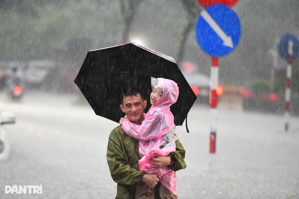 Ngập lụt, nhiều trường phản ứng chậm: Sở GDĐT Hà Nội nói gì? - 1