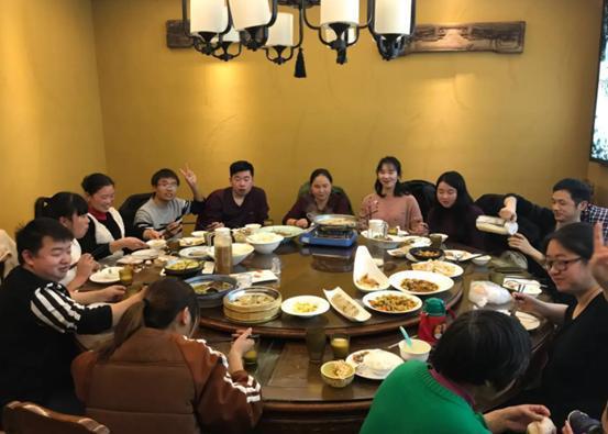 Đi họp lớp, tôi phát hiện người duy nhất còn ở nhà thuê là lớp trưởng: Ngày hôm sau được hẹn gặp riêng, tôi chết sững!- Ảnh 1.