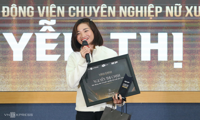 Nguyễn Thị Oanh nhận giải VĐV chuyên nghiệp xuất sắc trong lễ trao giải VnExpress Runners Of The Year 2024. Ảnh: Hiếu Lương