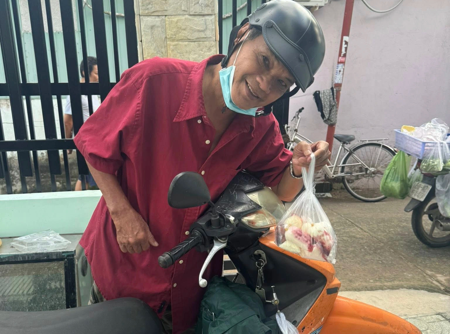 Nghệ sĩ Mai Trần phụ vợ bán hàng online vì trí nhớ giảm, không thể đóng phim- Ảnh 1.