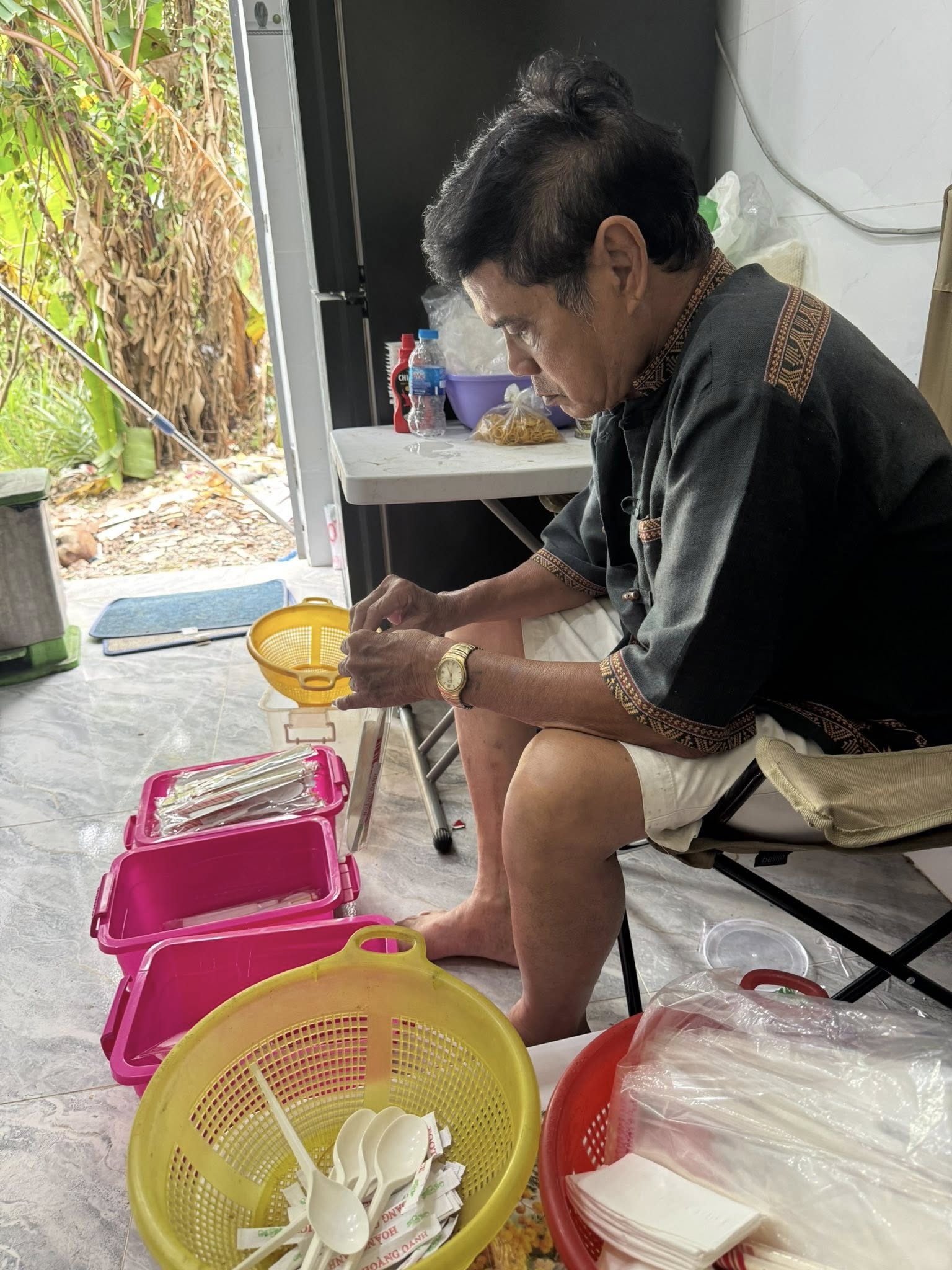 Nghệ sĩ Mai Trần phụ vợ bán hàng online vì trí nhớ giảm, không thể đóng phim- Ảnh 3.