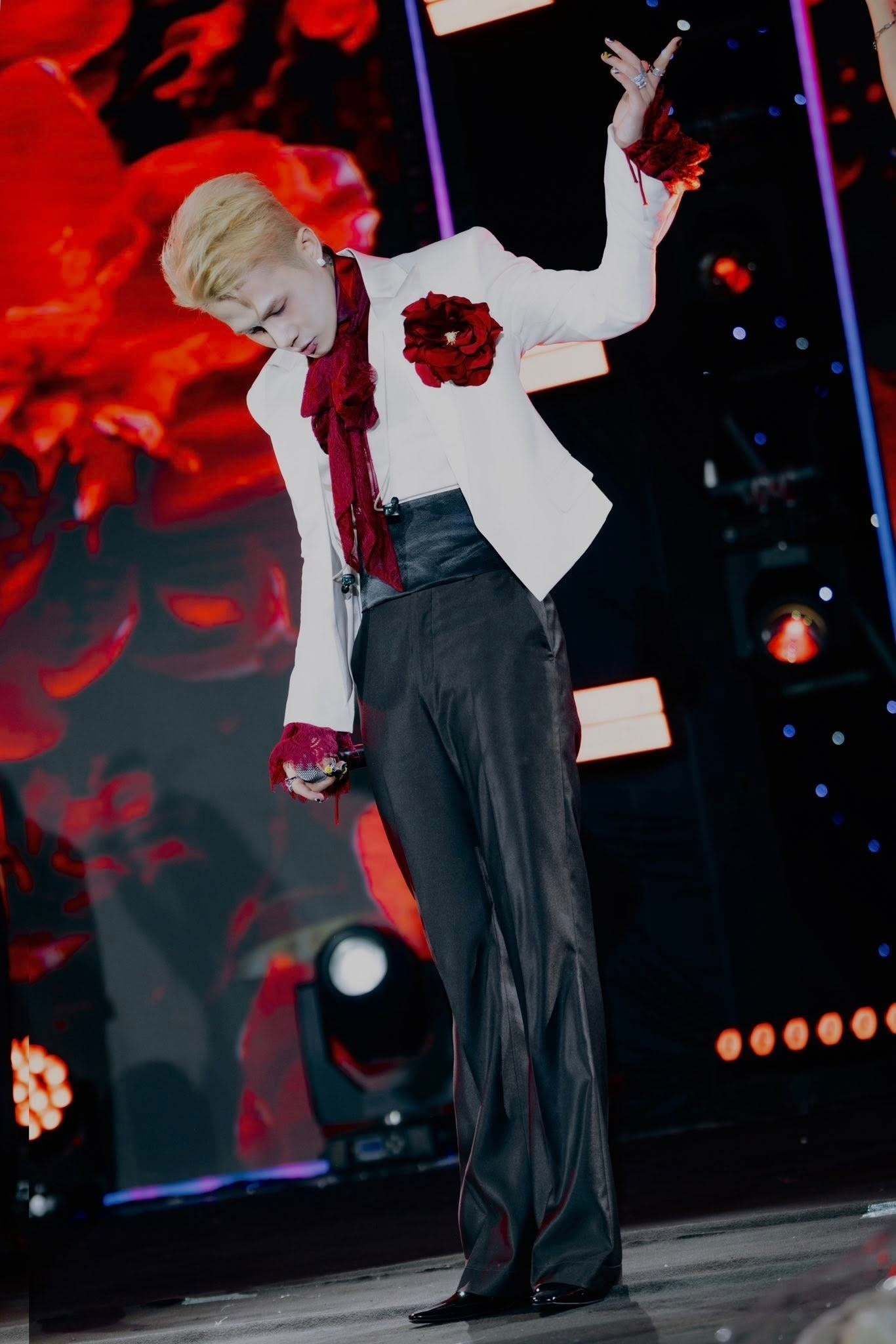 Lệch chuẩn văn hóa: Nghệ sĩ đối mặt chế tài kép- Ảnh 1.