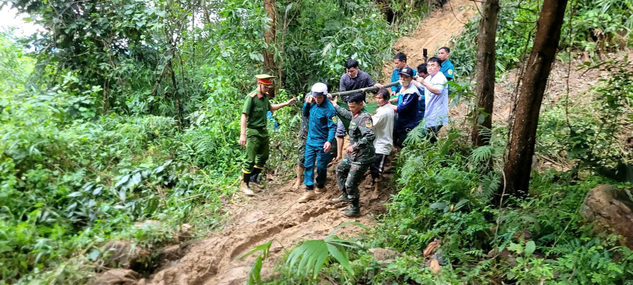 Nghẹt thở cuộc băng rừng, vượt sạt lở đưa sản phụ bị tiền sản giật đi mổ cấp cứu 1 sản phụ - Ảnh 1.