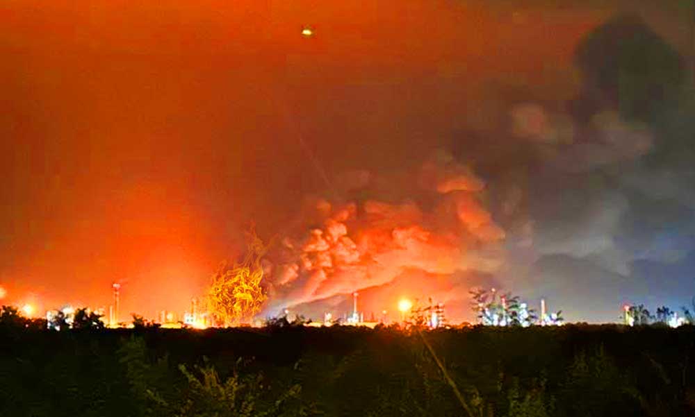 Nghi vấn phá hoại sau các vụ nổ nhà máy lọc dầu ở Hungary và Romania 1 Nghi vấn phá hoại sau loạt vụ nổ tại nhà máy lọc dầu ở Hungary và Romania - Ảnh 1.