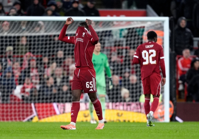 Amara Nallo (số 65) thất vọng khi lĩnh thẻ đỏ trong trận thua Crystal Palace 0-3 ở vòng bốn Cup Liên đoàn Anh ngay tại Anfield ngày 29/10. Ảnh: AP