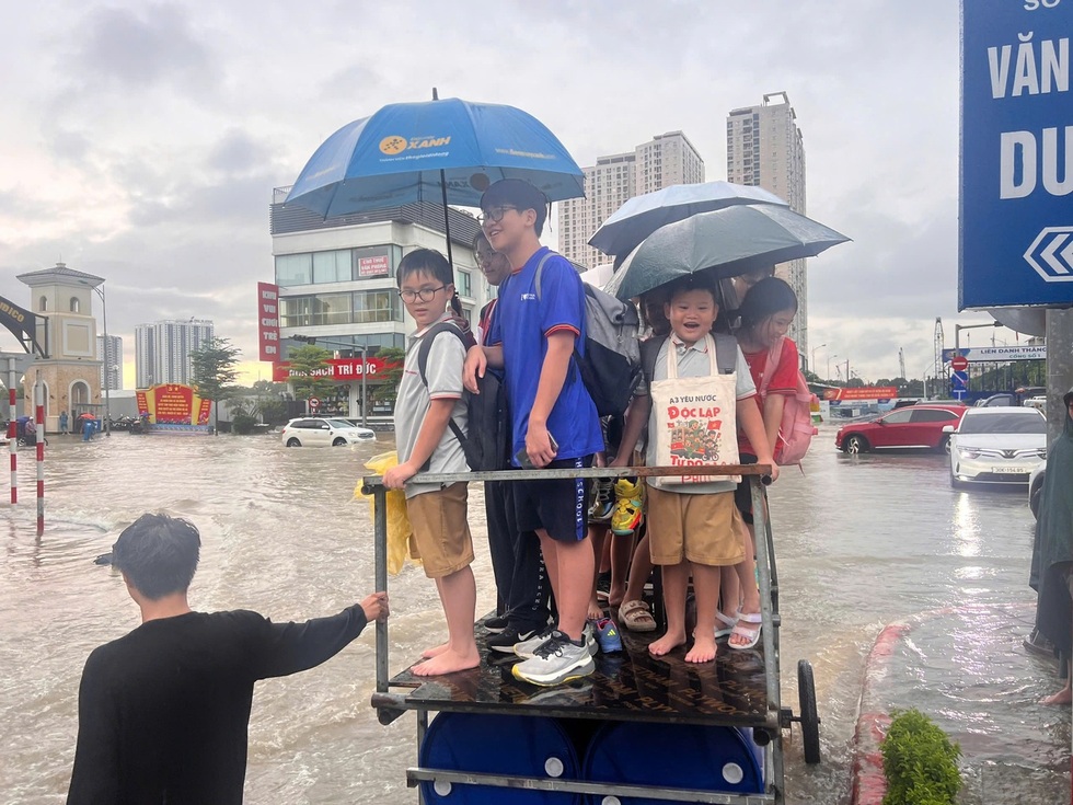 Nghịch lý đến trường ngày mưa ngập - 1