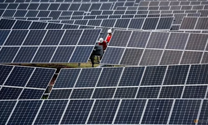 Công nhân làm việc tại một nhà máy điện mặt trời tại thành phố Lâm Nghi, tỉnh Sơn Đông. Ảnh: Reuters