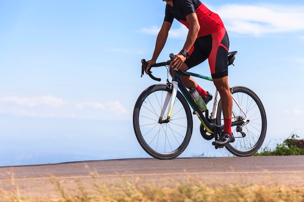 Ngoài 40 tuổi nên chọn môn thể thao nào để vừa dễ chơi vừa tốt cho sức khỏe?- Ảnh 2.