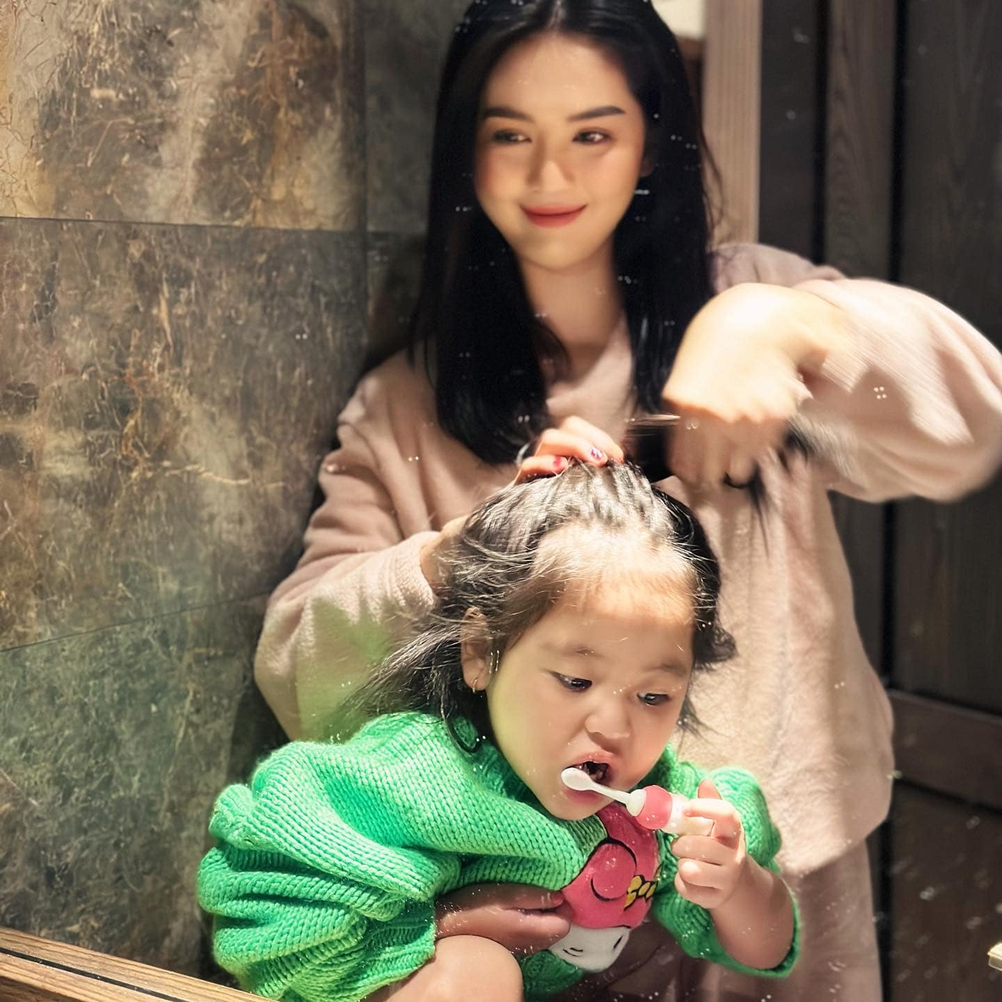 Ngọc Trinh chuyển 300 triệu vào tài khoản của UBTW Mặt trận Tổ quốc, khẳng định "không còn đếm tuổi bằng ồn ào" 6 Trở lại sau biến cố, Ngọc Trinh tập trung làm việc và nuôi nấng con gái.