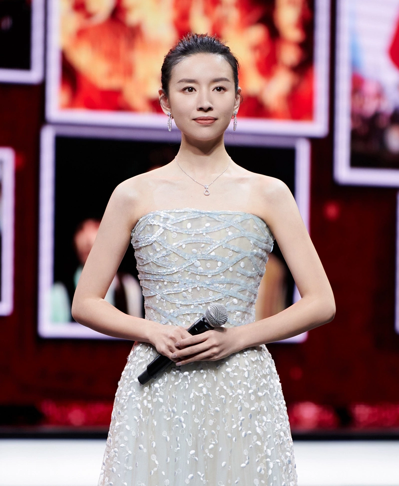 Ở tuổi 45, Đổng Khiết chứng minh nhan sắc bền bỉ không đến từ may mắn mà nhờ lối sống kỷ luật, ăn uống thanh đạm và duy trì thói quen lành mạnh. Hình ảnh trẻ trung, rạng rỡ của cô trở thành nguồn cảm hứng cho phụ nữ hiện đại trong hành trình gìn giữ nét đẹp lâu dài.