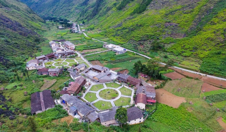 Ngôi làng H'mông Pả Vi đẹp như phim trường - 1