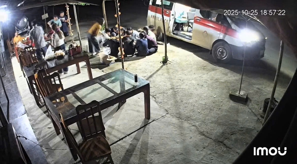 Ngồi nhờ để ăn tối, lời cảm ơn gia chủ qua camera của đoàn từ thiện gây sốt - 1