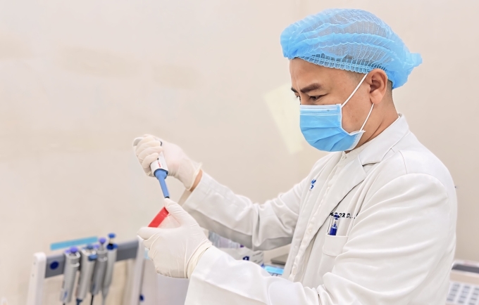 Bác sĩ Duy xét nghiệm tinh dịch đồ. Ảnh: Lâm Anh