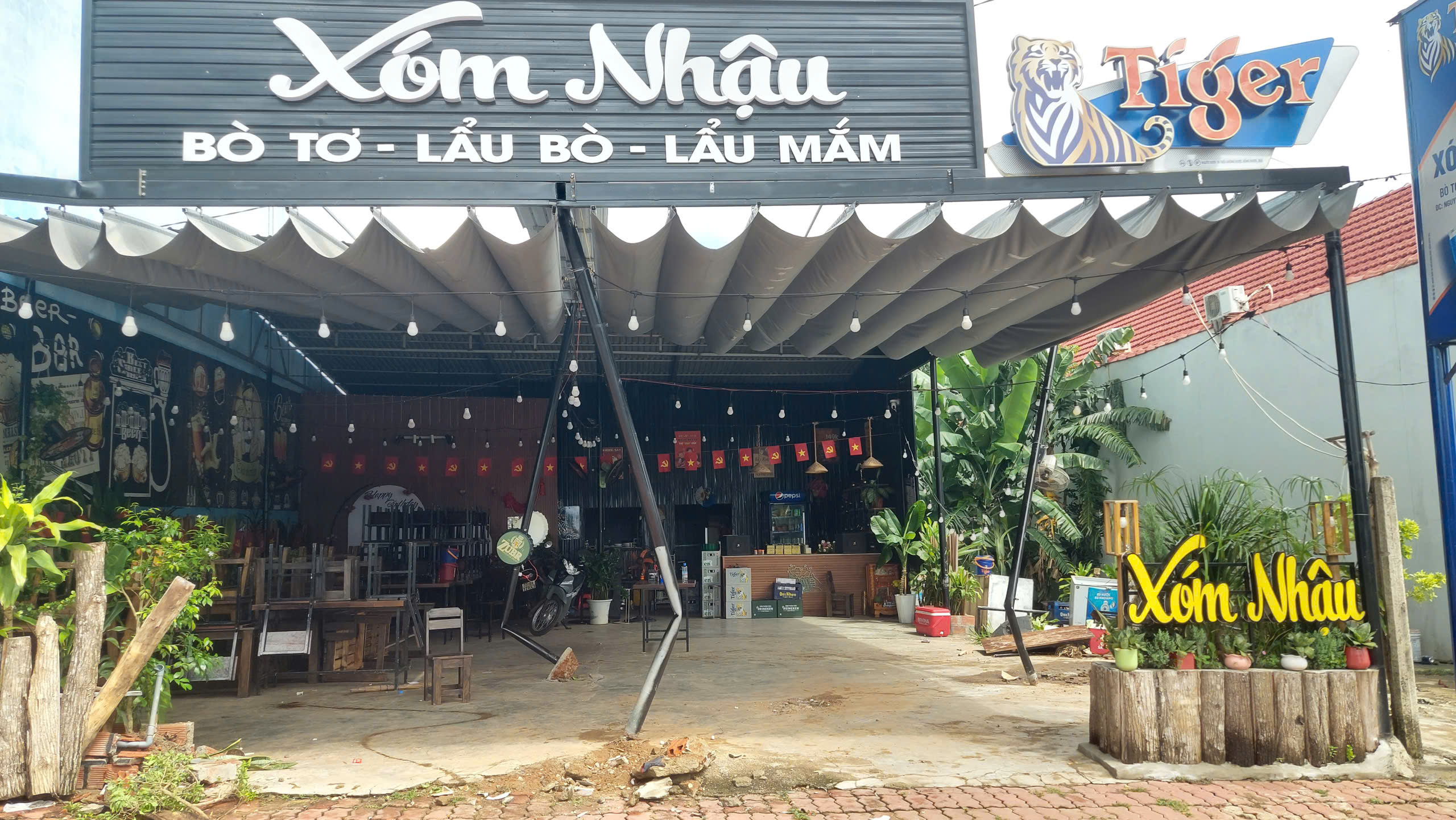 Ngổn ngang hiện trường vụ ô tô lao vào quán nhậu khiến 1 người tử vong - Ảnh 1.