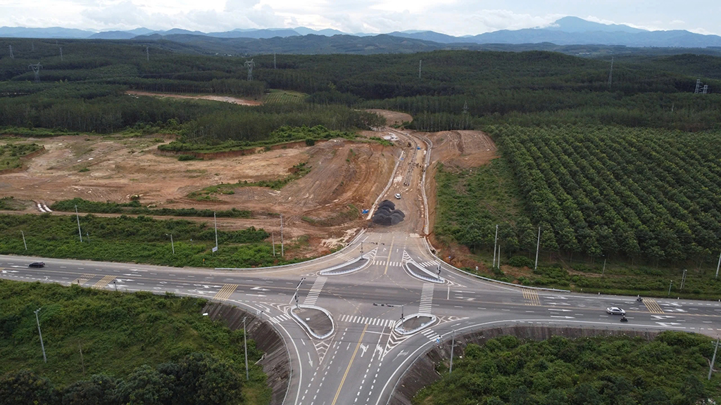 Ngổn ngang dự án nghìn tỉ Quảng Ngãi: Khó khăn và kỳ vọng phát triển hạ tầng - Ảnh 1.