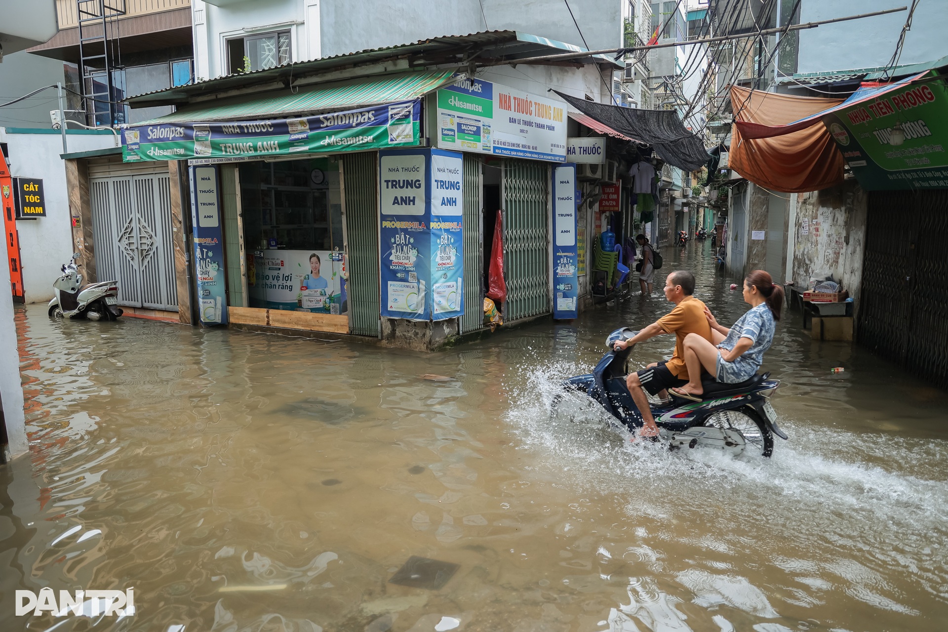 Người Hà Nội chật vật dọn nhà sau ngập, nhiều nơi nước vẫn chưa rút - 1