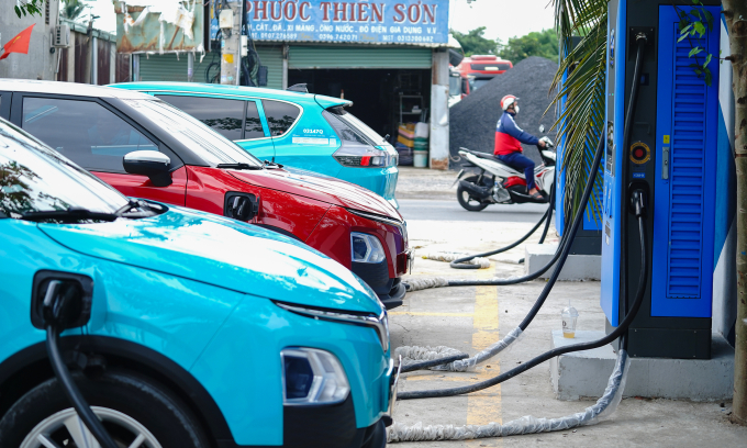 Ôtô điện sạc tại một trạm ở TP HCM do tư nhân đầu tư theo mô hình nhượng quyền từ VinFast. Ảnh: Thành Nhạn