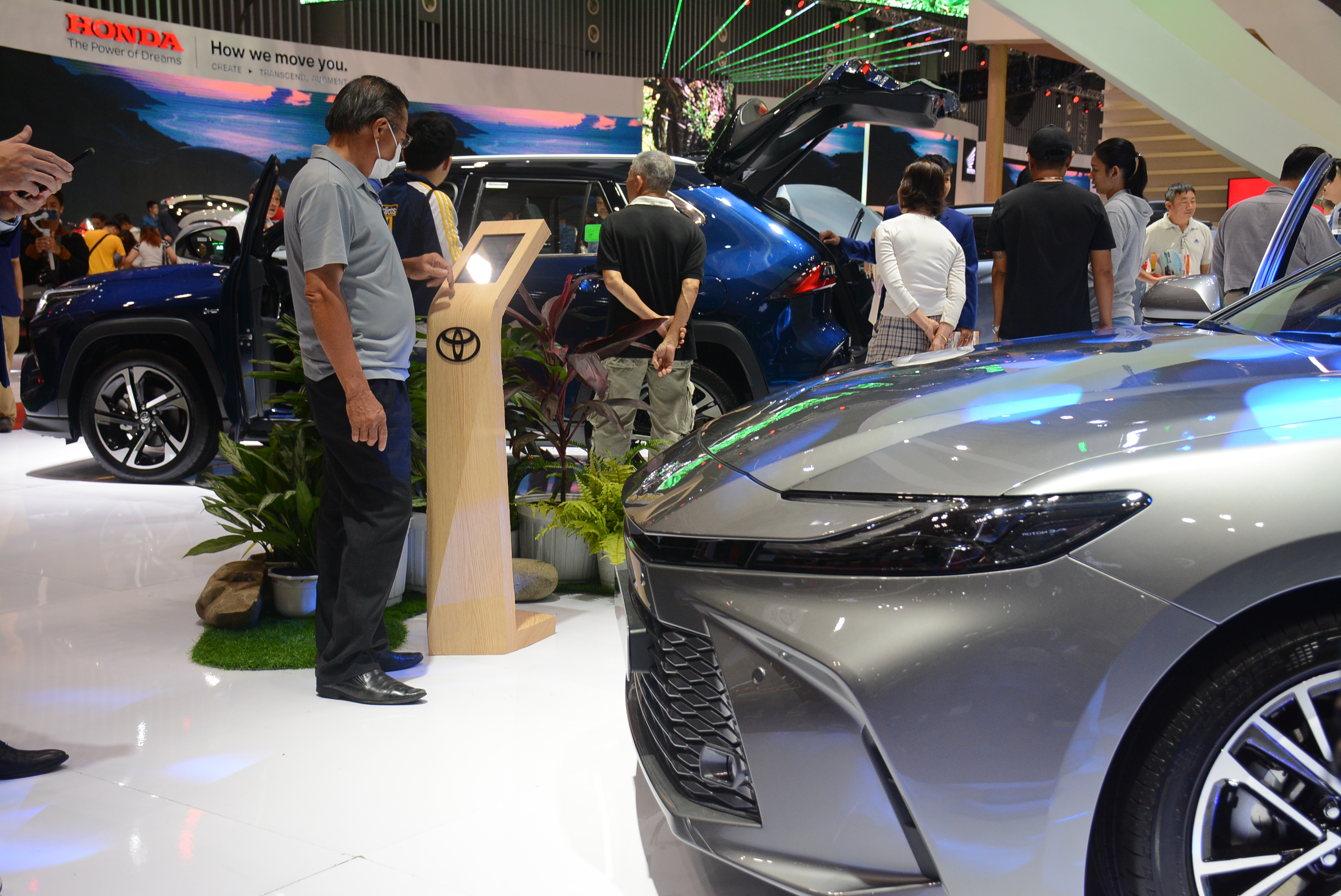 Người Việt mua sắm ô tô mới 2025: VinFast dẫn đầu thị trường ô tô Việt Nam - Ảnh 1. Người Việt mua sắm ô tô mới 2025: VinFast dẫn đầu thị trường ô tô Việt Nam - Ảnh 1.