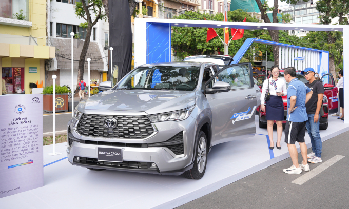 Người dân tham khảo dòng Innova Cross hybrid tại một sự kiện ở Hà Nội hôm 27/9. Ảnh: TMV