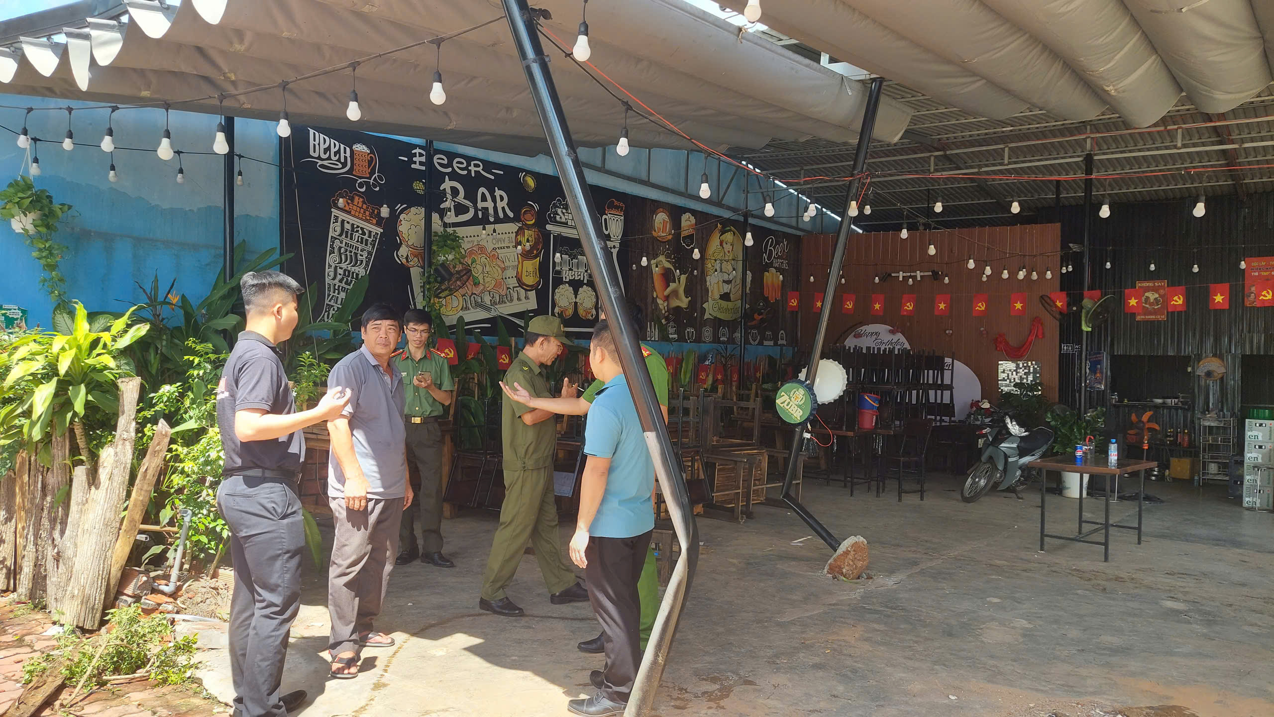 Người chứng kiến vẫn chưa hết sợ hãi 1 Ô tô lao vào quán nhậu khiến 1 người chết: Tài xế quỳ lạy rồi bỏ trốn - Ảnh 1.