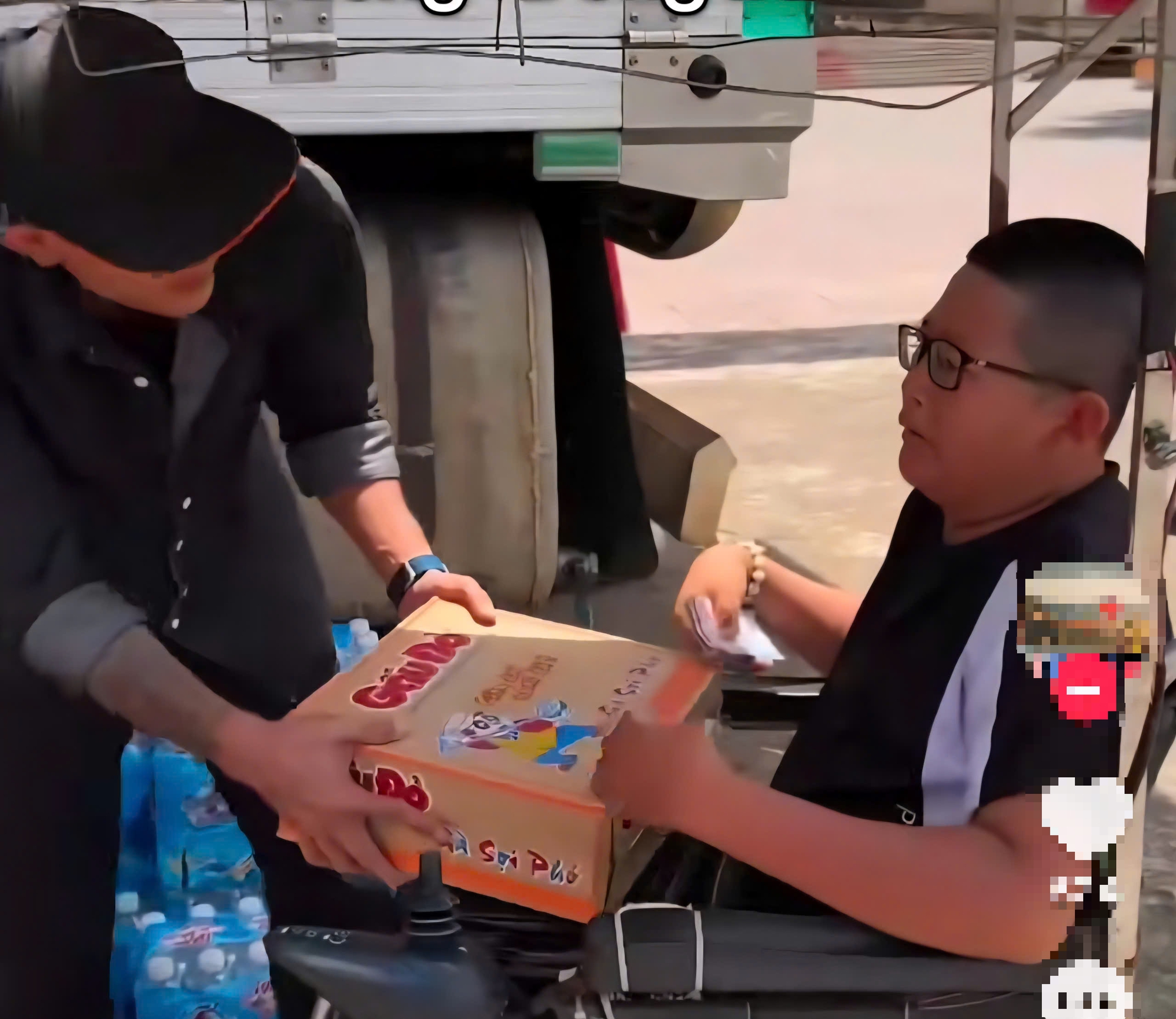 Người dân Đắk Lắk hỗ trợ miền Trung khắc phục hậu quả bão số 10 - Ảnh 5.