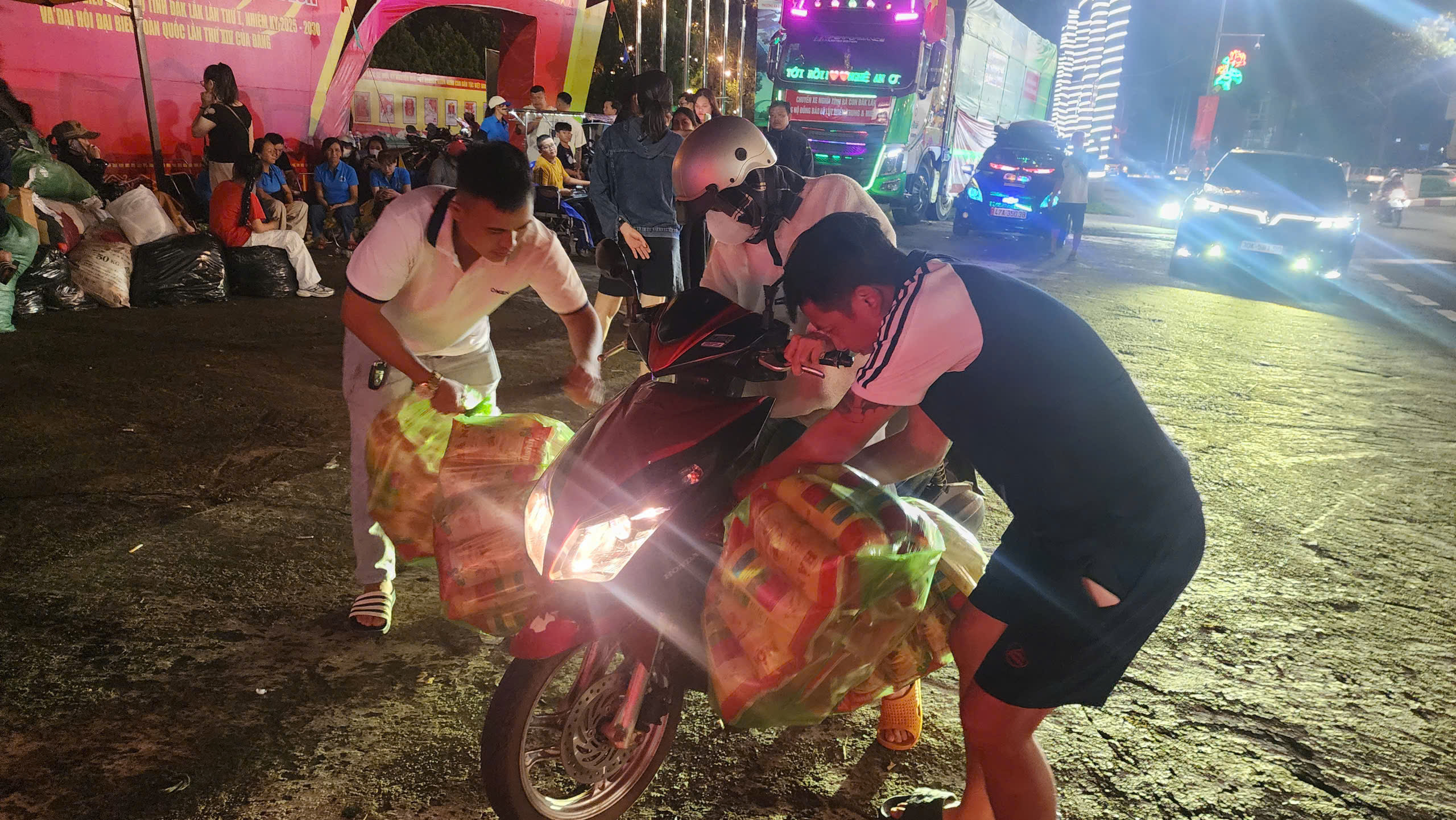 Người dân Đắk Lắk hỗ trợ miền Trung khắc phục hậu quả bão số 10 - Ảnh 1.