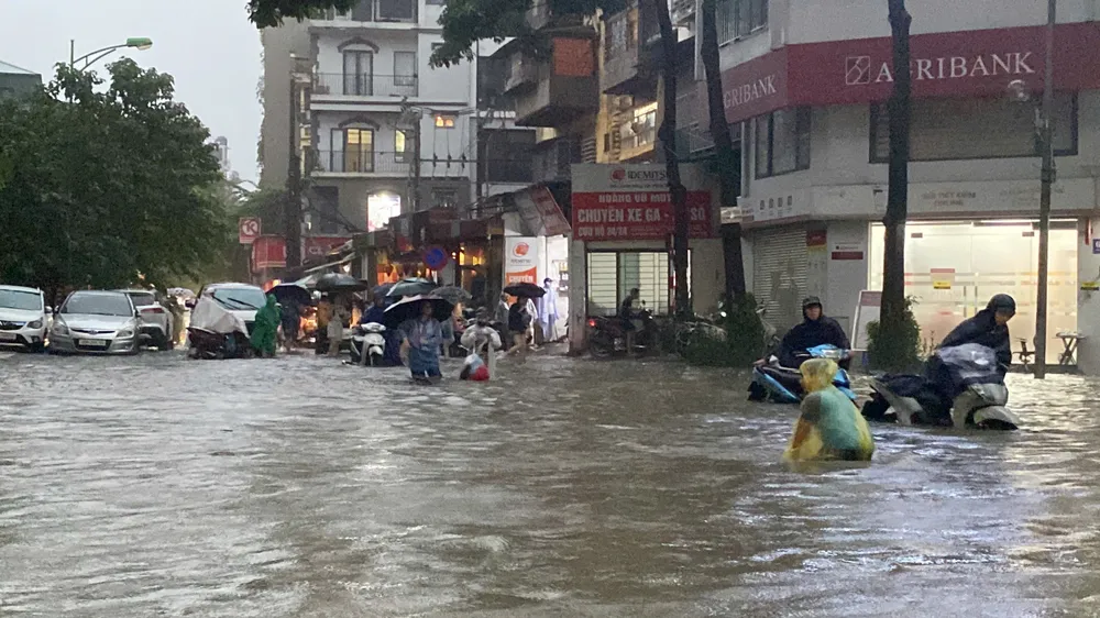 Ngập lụt ở Hà Nội khiến nhiều xe máy hư hỏng