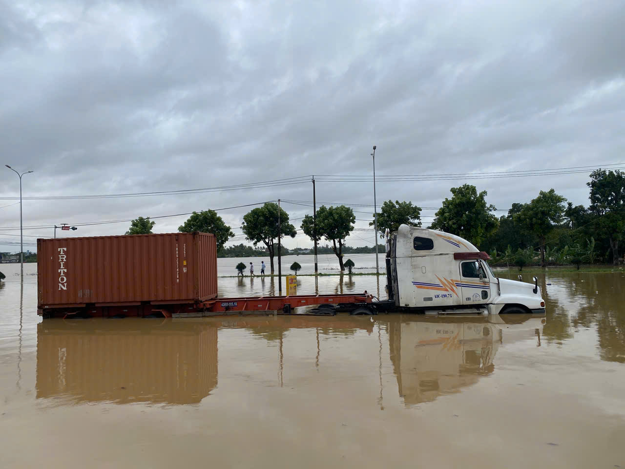 lật thuyền - Ảnh 2.