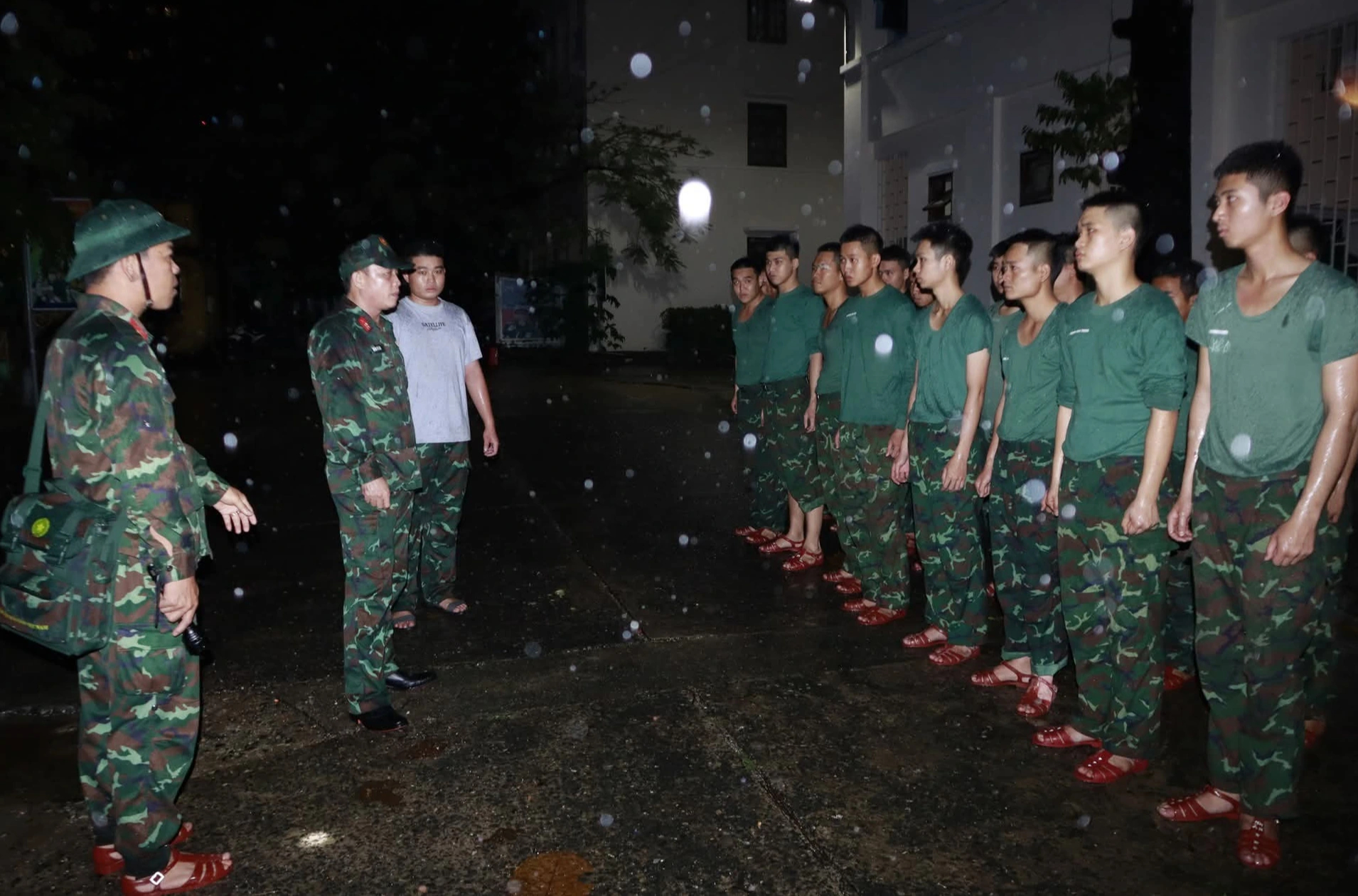 Đà Nẵng: Quân đội hành quân trong đêm cứu dân vùng ngập sâu ở Điện Bàn Bắc- Ảnh 1.