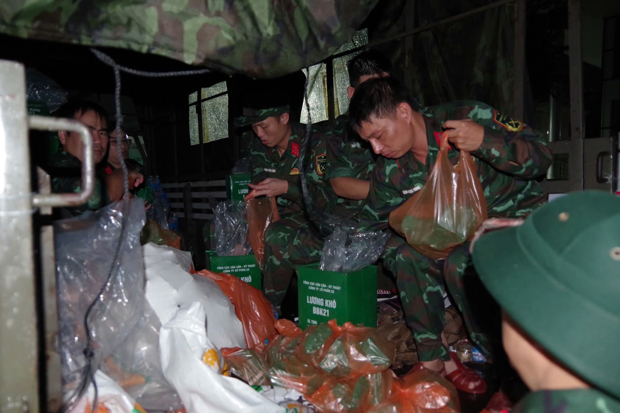 Đà Nẵng: Quân đội hành quân trong đêm cứu dân vùng ngập sâu ở Điện Bàn Bắc- Ảnh 6.