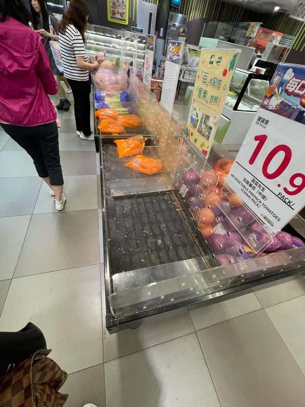 Cảnh tượng ở siêu thị Hong Kong (Trung Quốc) hiện tại: Người dân đổ xô mua sắm, chuẩn bị trước bão Ragasa, duy nhất mặt hàng này bị “ghẻ lạnh Cảnh tượng ở siêu thị Hong Kong (Trung Quốc) hiện tại: Người dân đổ xô mua sắm, chuẩn bị trước bão Ragasa, duy nhất mặt hàng này bị “ghẻ lạnh