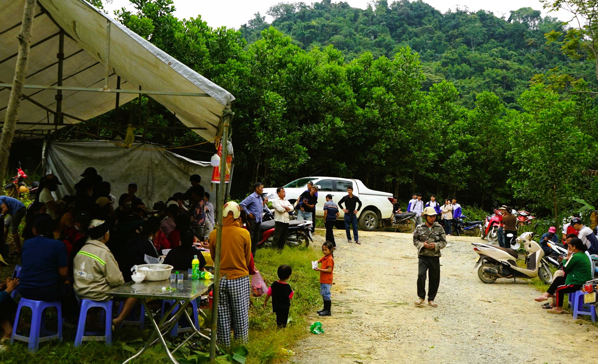 Người dân dựng lều lán phản đối trại heo công nghệ cao gây mùi hôi thối - Ảnh 1.