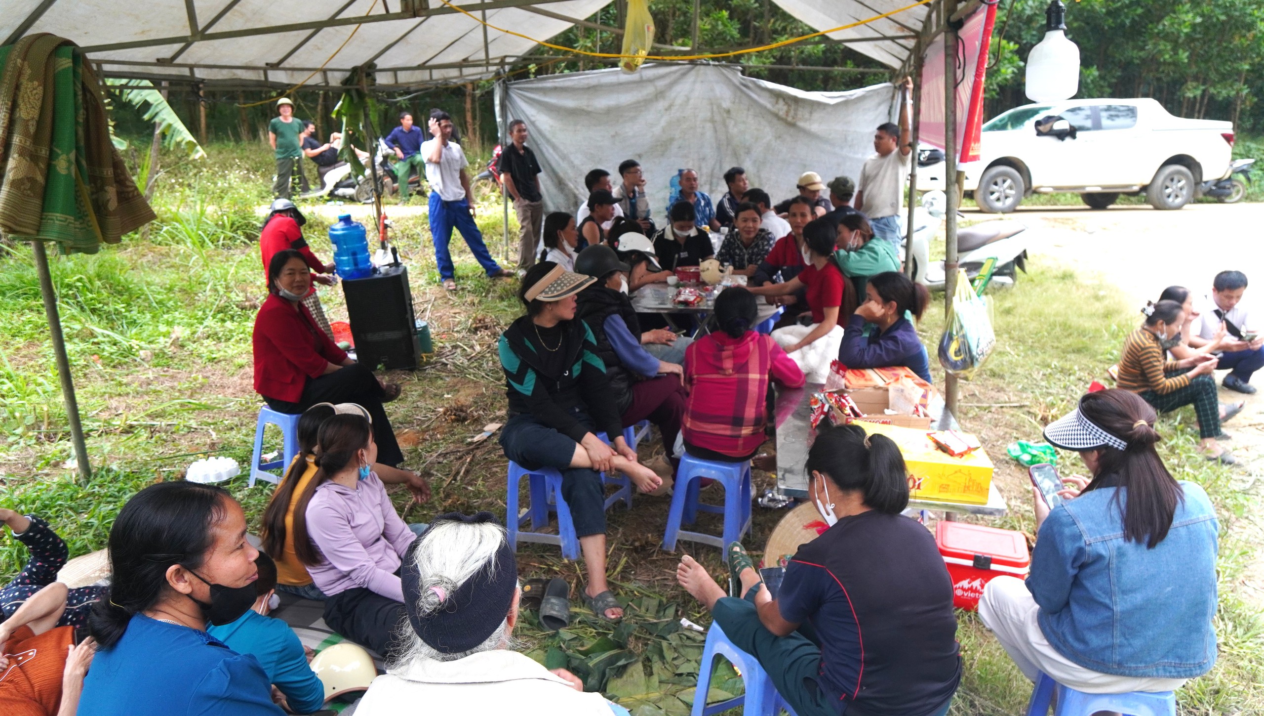 Người dân dựng rạp, tập trung phản đối trại lợn gây mùi hôi thối- Ảnh 1.