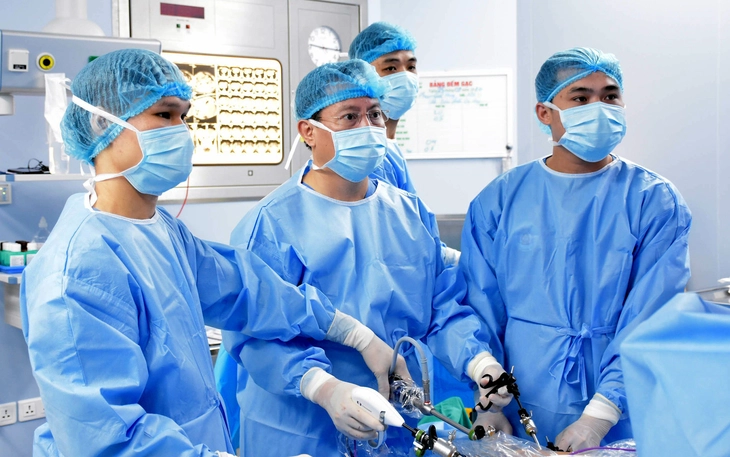 Người đàn ông đi ngoài phân đen, máu chảy thành tia trong dạ dày - Ảnh 2.