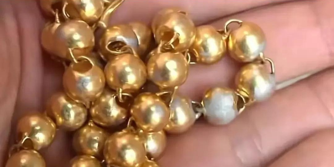 Người đàn ông mua vòng vàng 98 triệu, về nhà té ngửa bên trong là bạc, chủ tiệm không nhận bán hàng giả- Ảnh 1. Người đàn ông mua vòng vàng 98 triệu, về nhà té ngửa bên trong là bạc, chủ tiệm không nhận bán hàng giả- Ảnh 1.