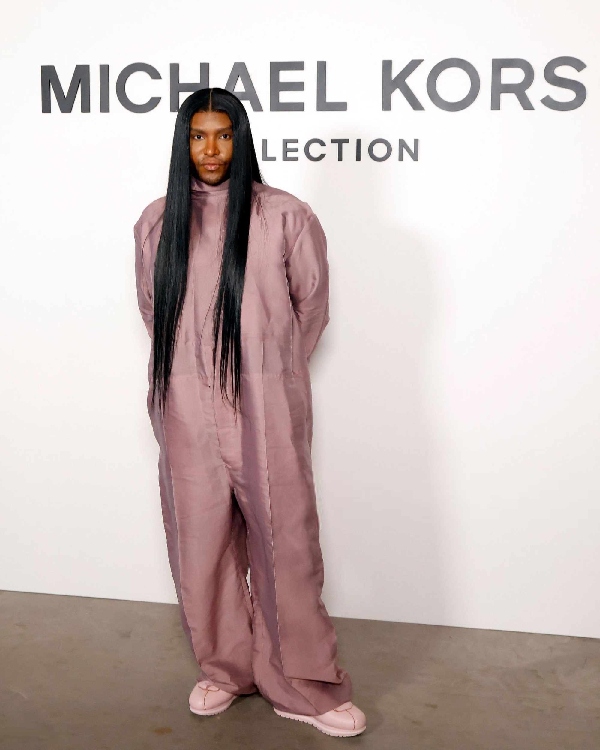 Người đàn ông tóc dài tại fashion week gây tranh cãi- Ảnh 1.