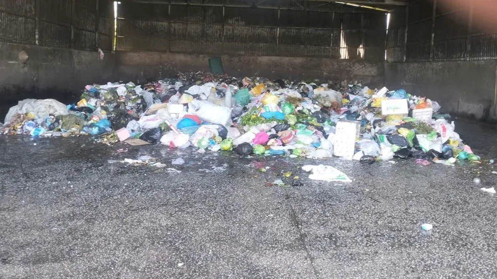 Đây là điểm tập kết rác để chờ chuyển đi đến khu xử lý chất thải. bãi tập kết rác (7).jpg