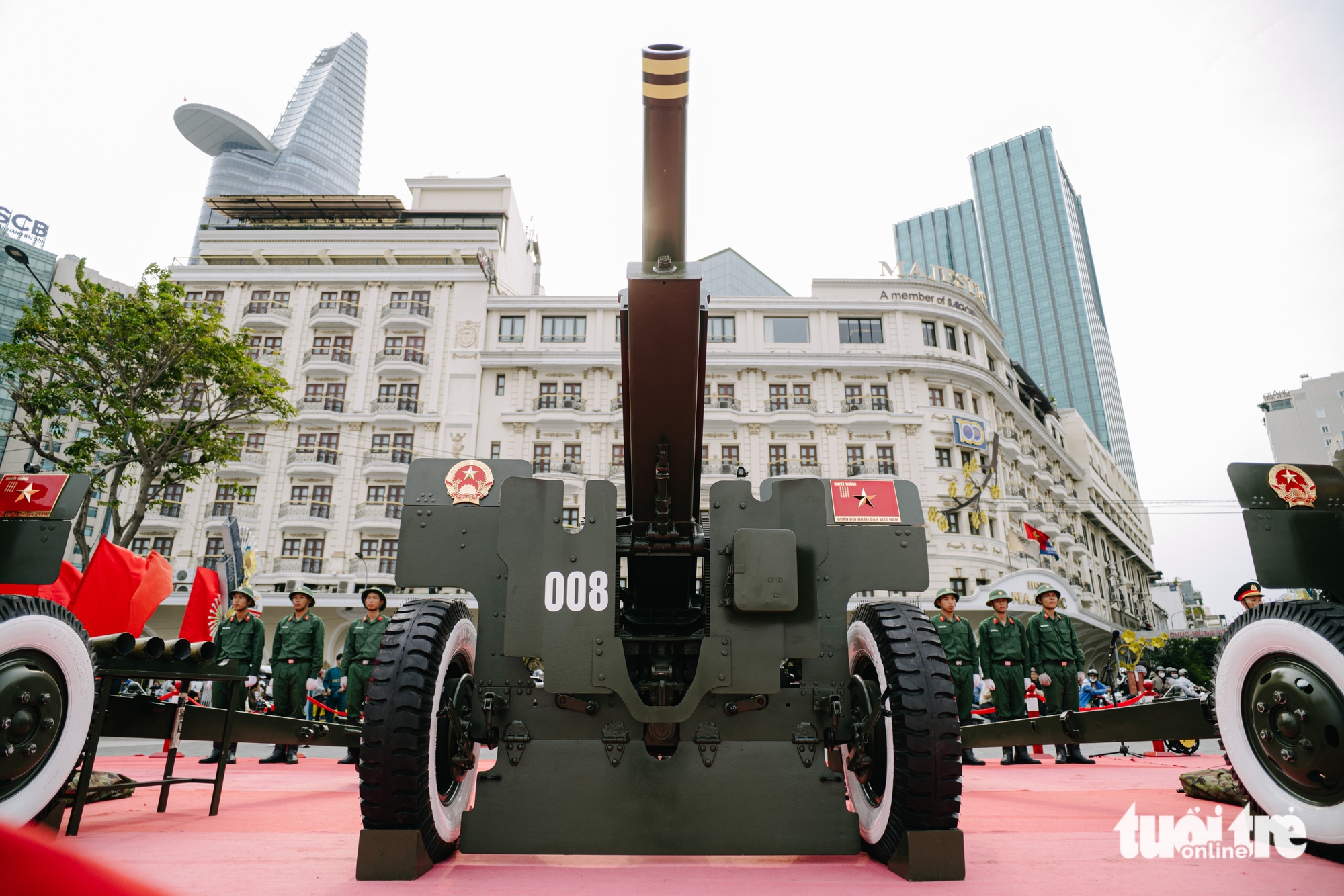 Người dân và du khách TP.HCM phấn khích ngắm dàn pháo 105mm trên bến Bạch Đằng - Ảnh 1.